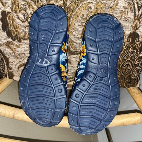 Easy Spirit Clogs - Picture 3 of 3